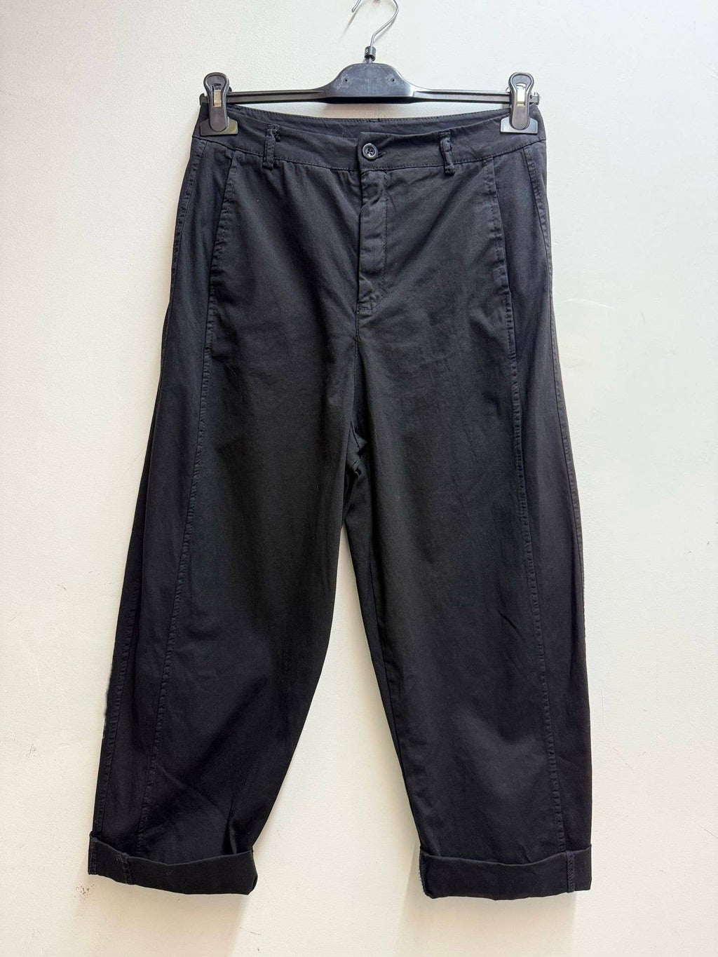 Loose high-waisted trousers with a tapered cut: Black