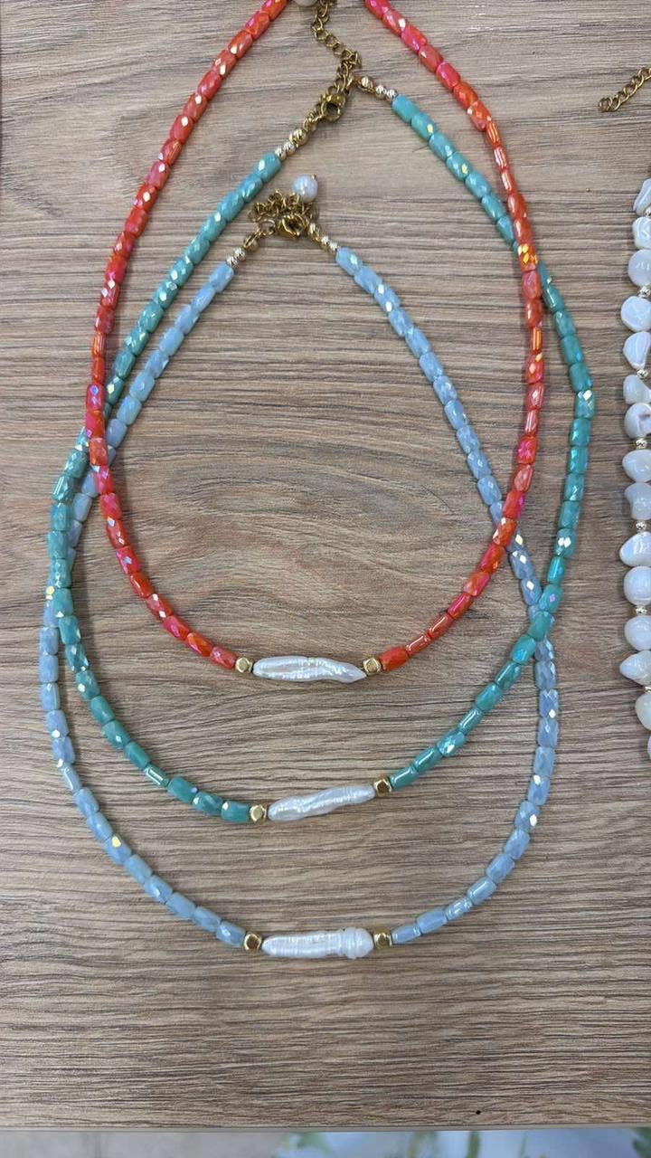 CRYSTAL MARGARET NECKLACE: Light blue