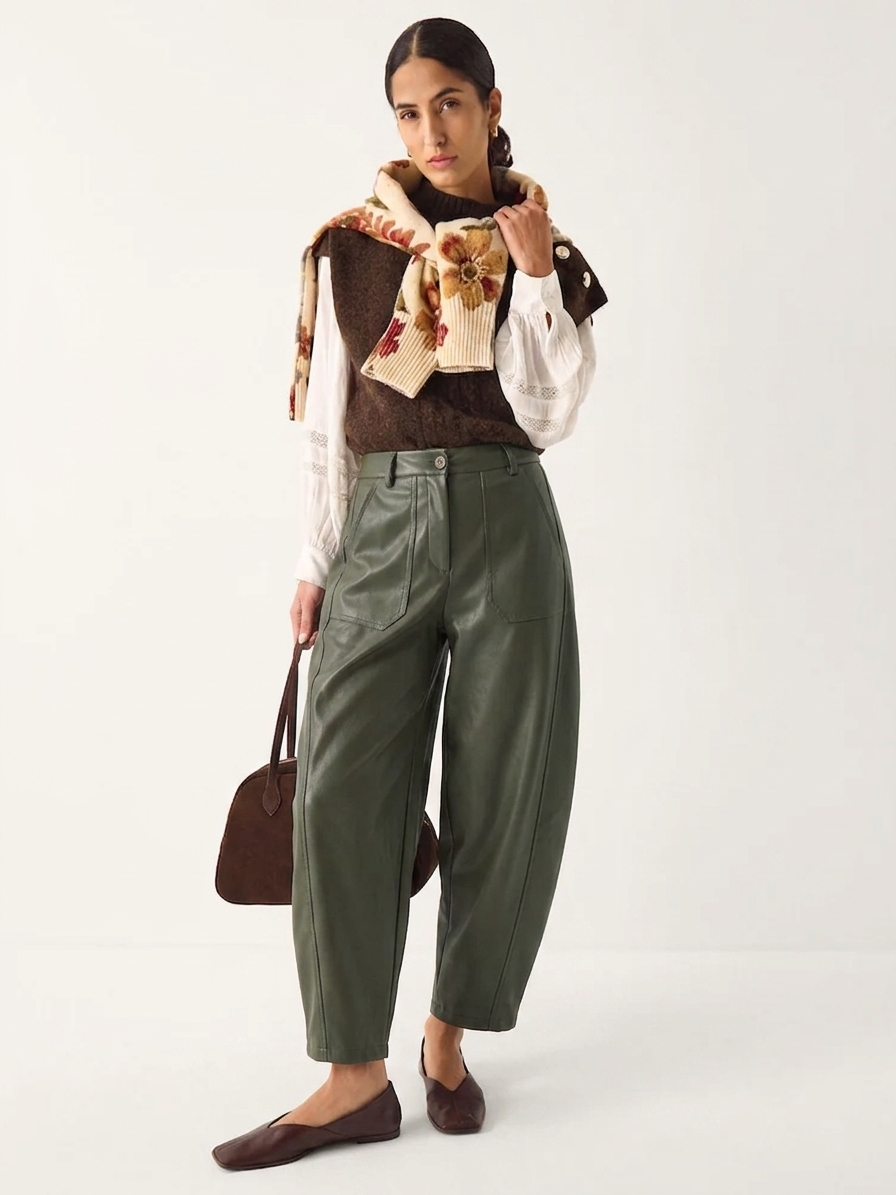 Trendy leather-look barrel pants: Black