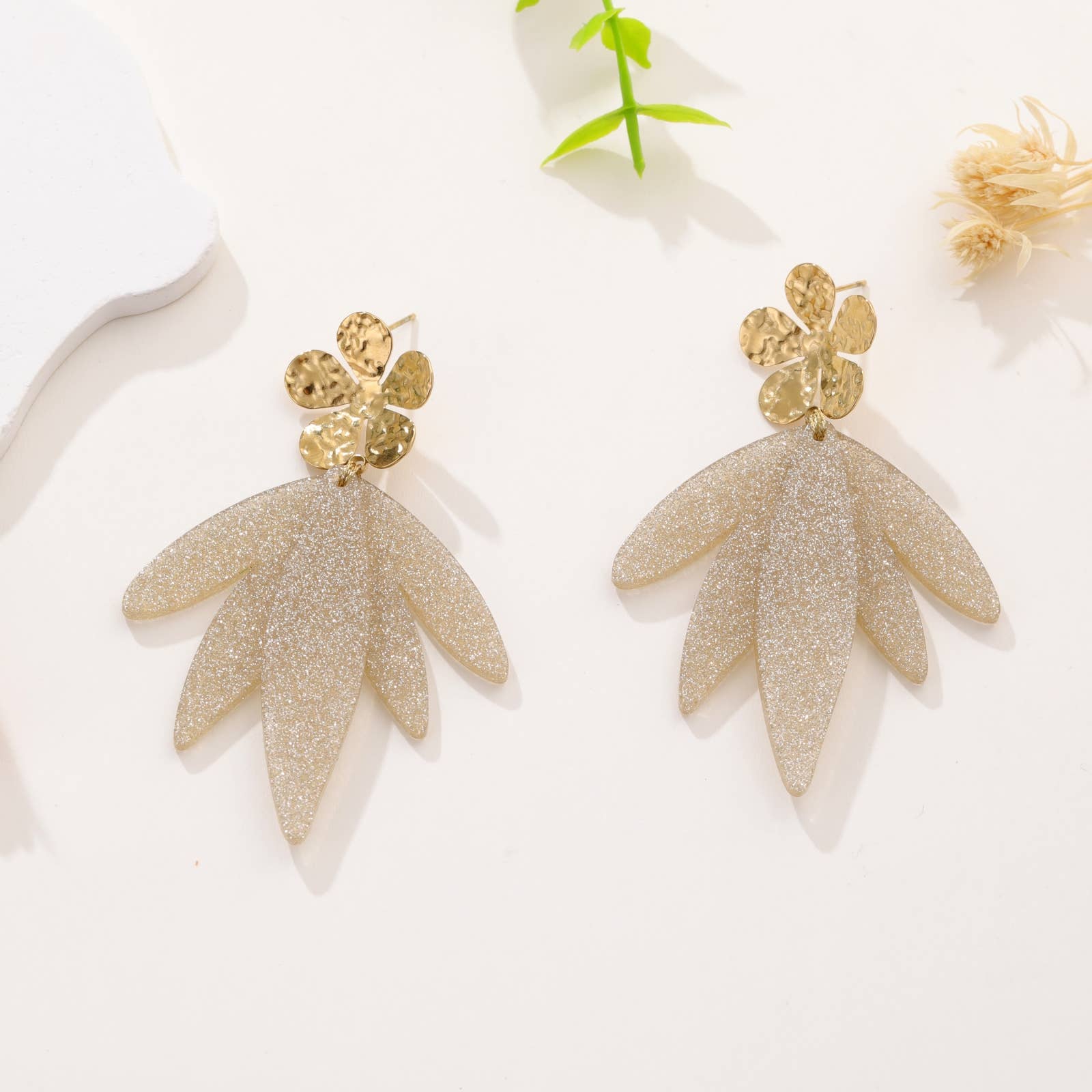 Hanina - Dangling earrings: Beige