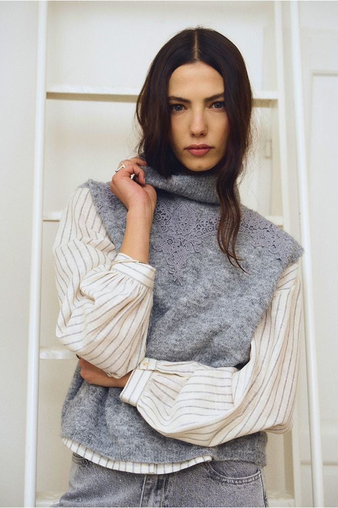 Sleeveless sweater with lace detail in grey