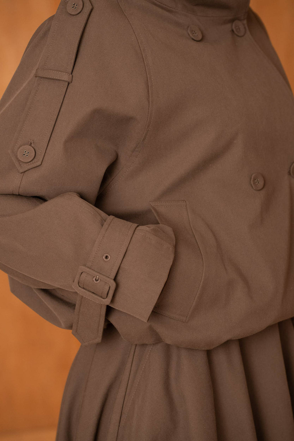 Short oversized trench-style jacket stand collar: Brown