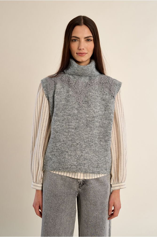 Sleeveless sweater with lace detail in grey
