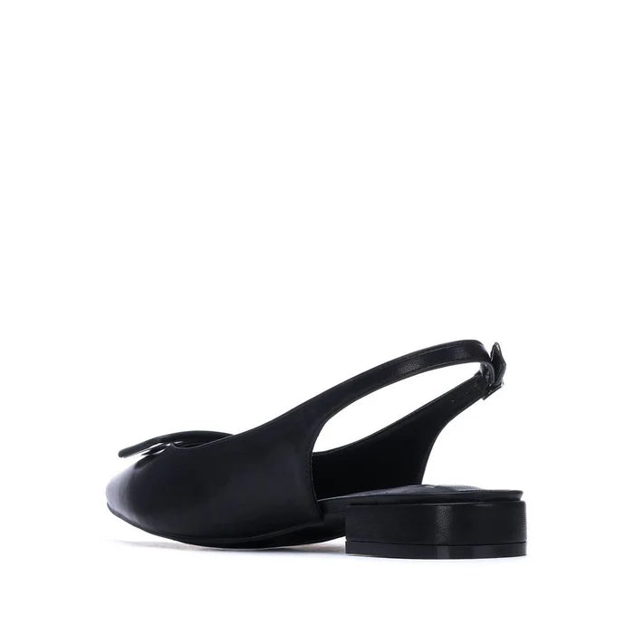 Black pointed toe pump