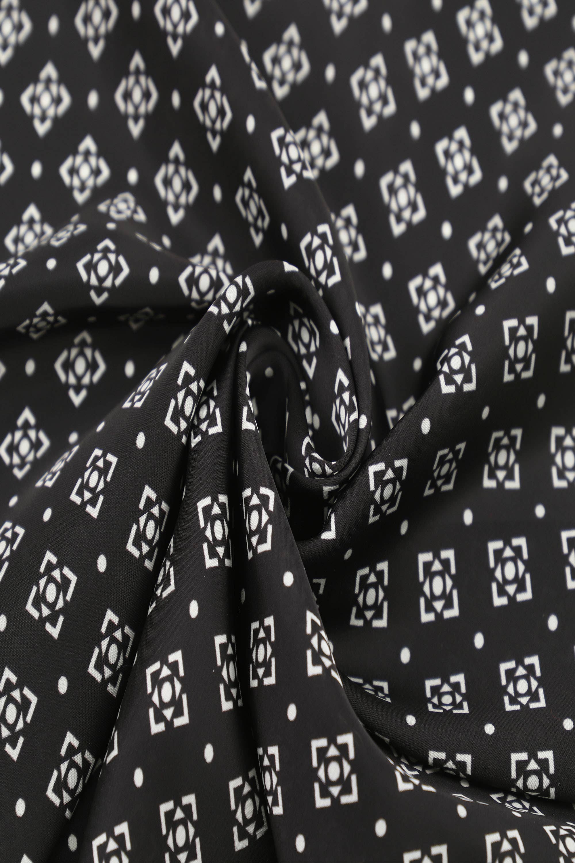COLORED SILK-TOUCH SCARF: Black