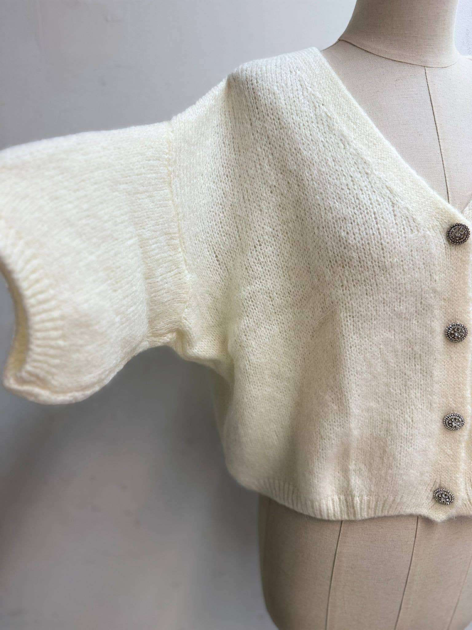 Soft-knit short-sleeve V-neck cardigan: Cream