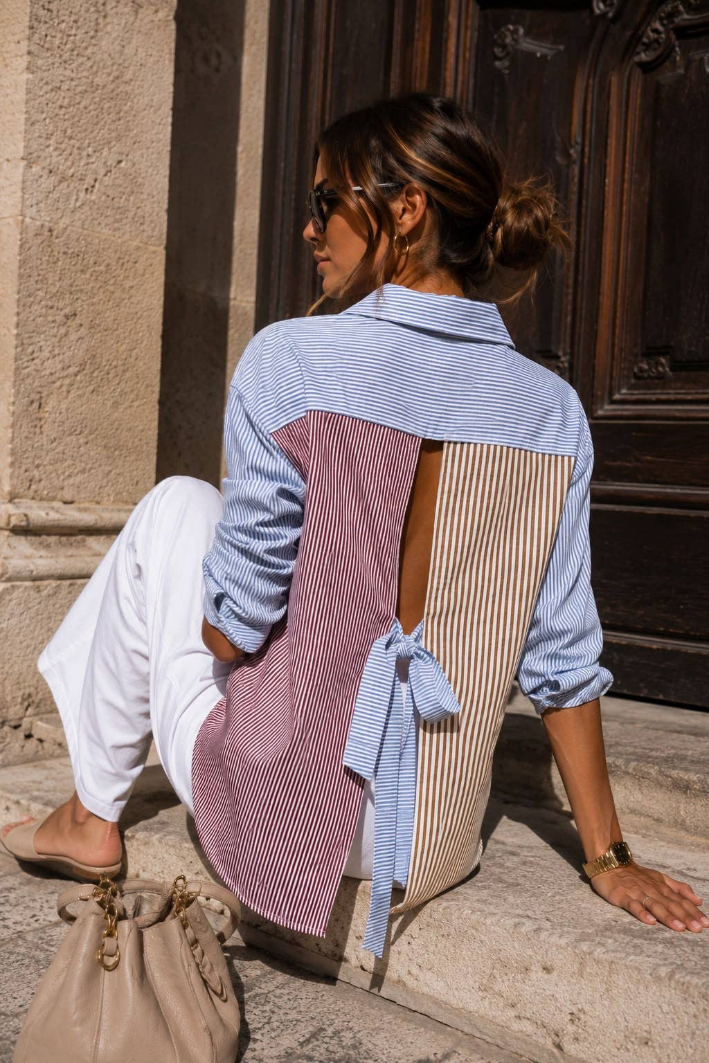 Two-tone shirt with open back and bow: BLUE