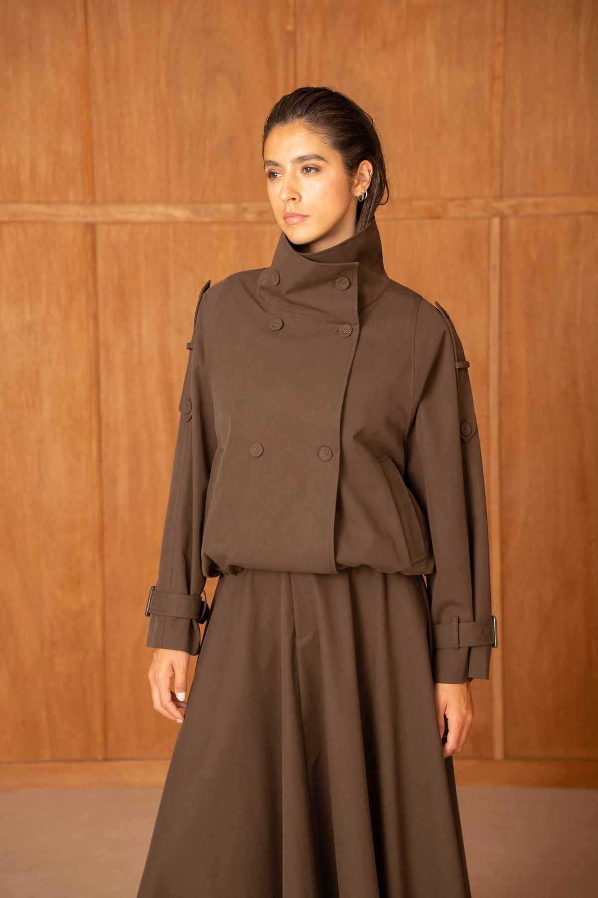 Short oversized trench-style jacket stand collar: Brown