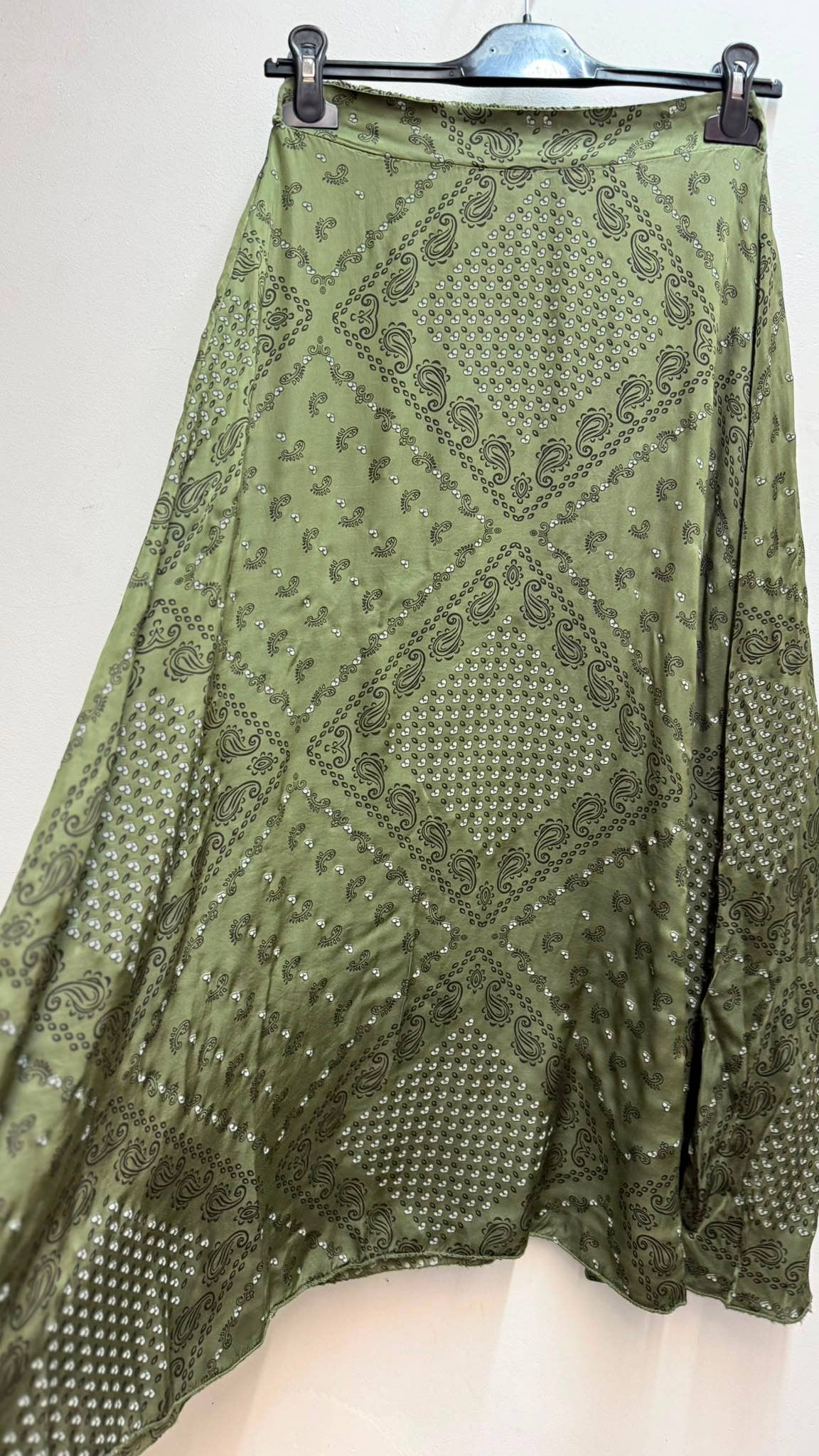 Flowing long skirt with a flared cut: Khaki