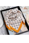 Square scarf with graphic print and magnetic jewel: Orange