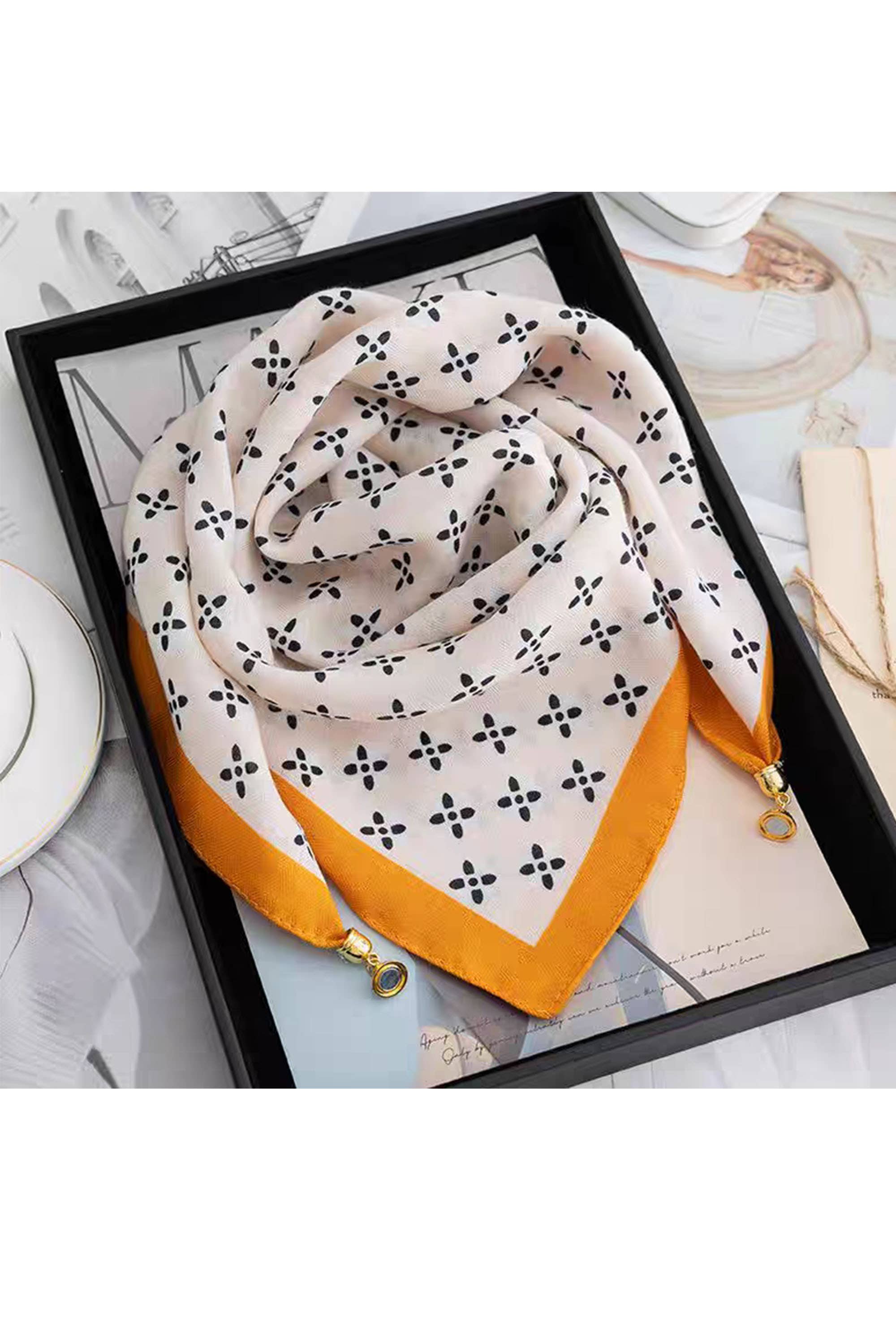 Square scarf with graphic print and magnetic jewel: Orange