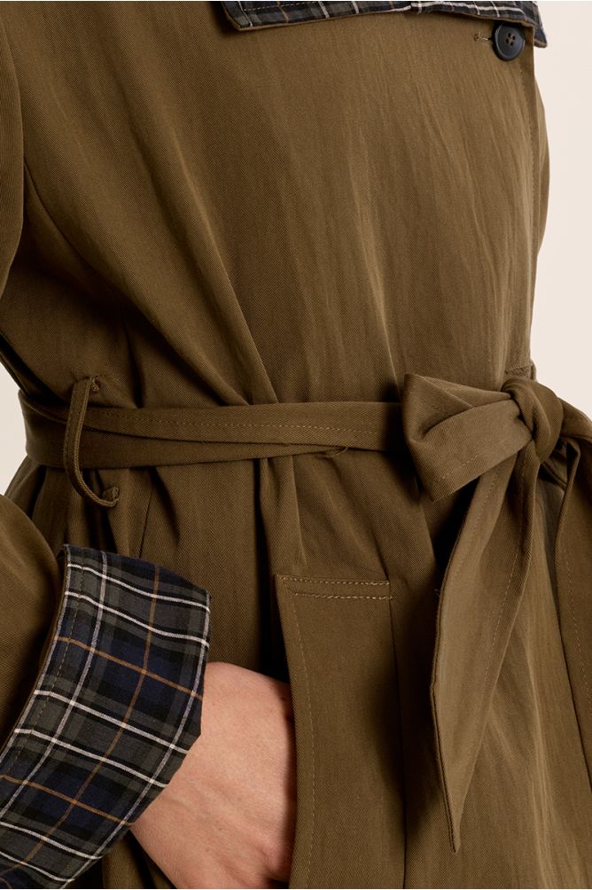 Belted trench with plaid lining