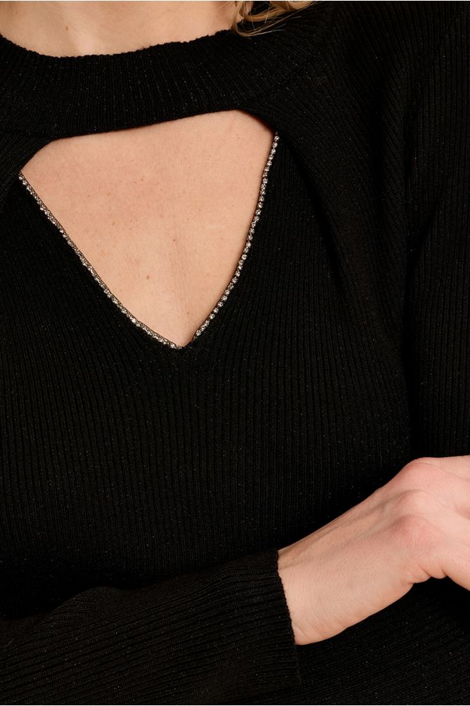 Fine knit sweater with cut out in black
