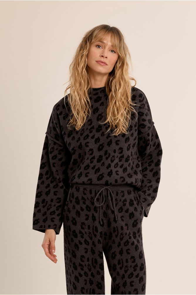 Wide sleeve leopard sweater in dark grey