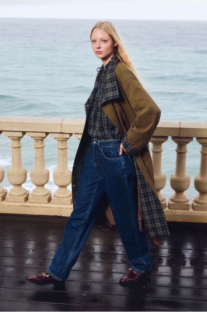 Belted trench with plaid lining