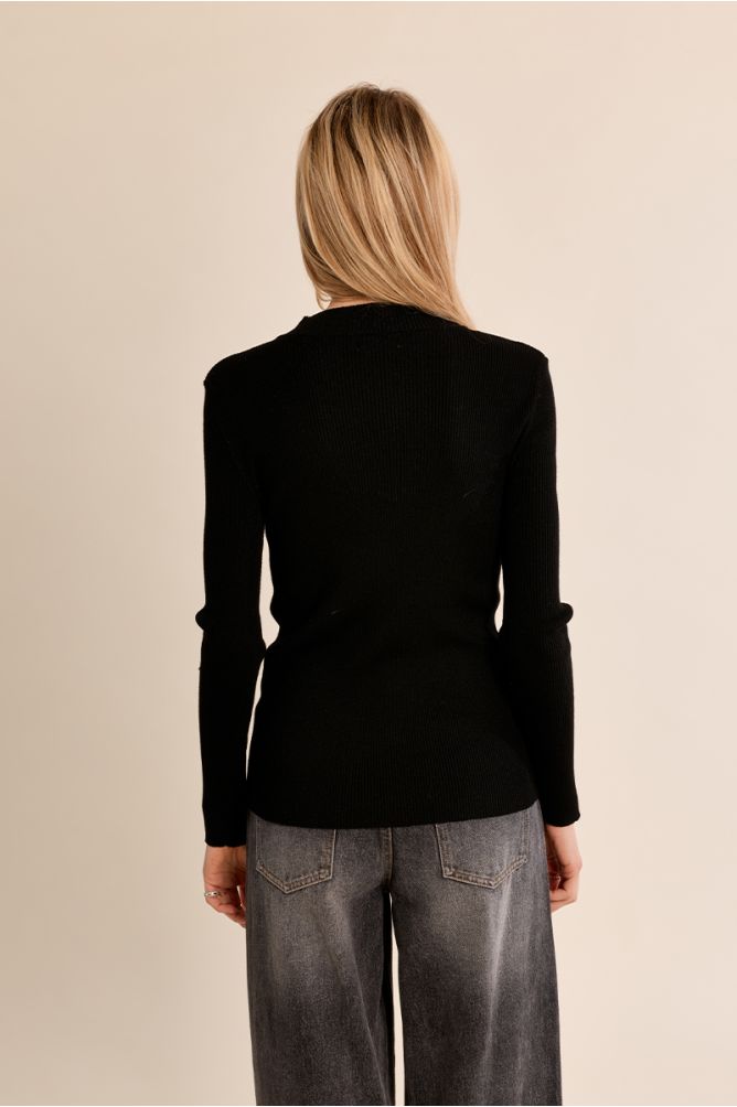 Fine knit sweater with cut out in black