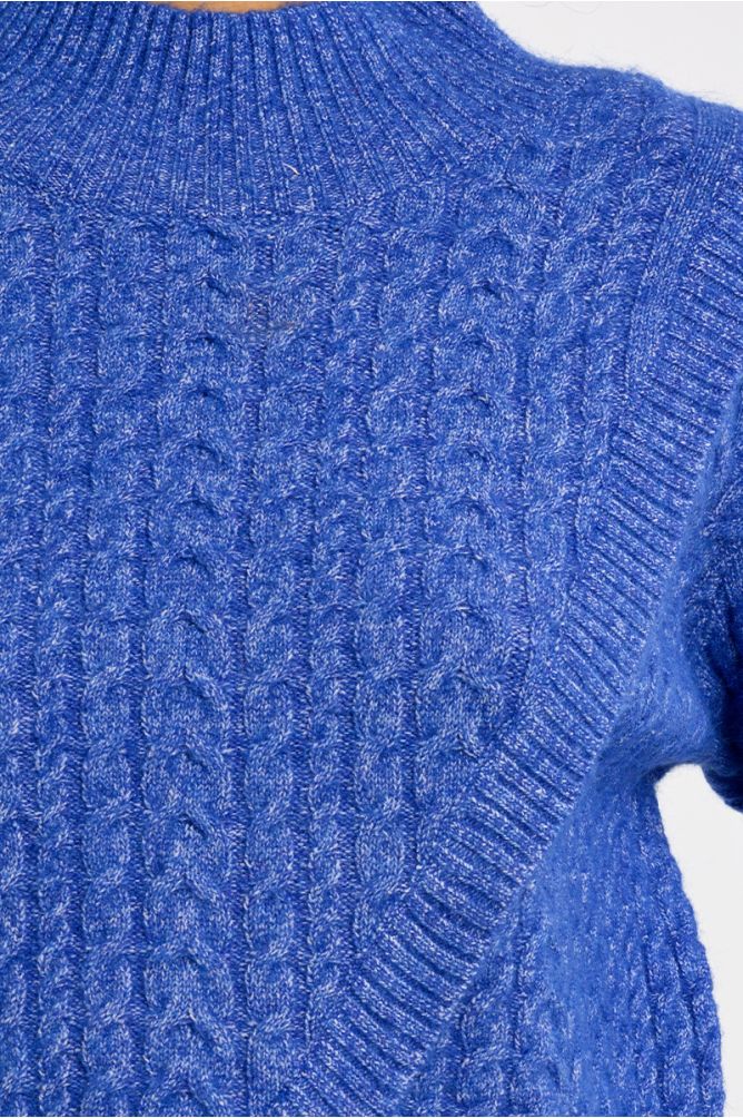 Cable knit sweater in blue