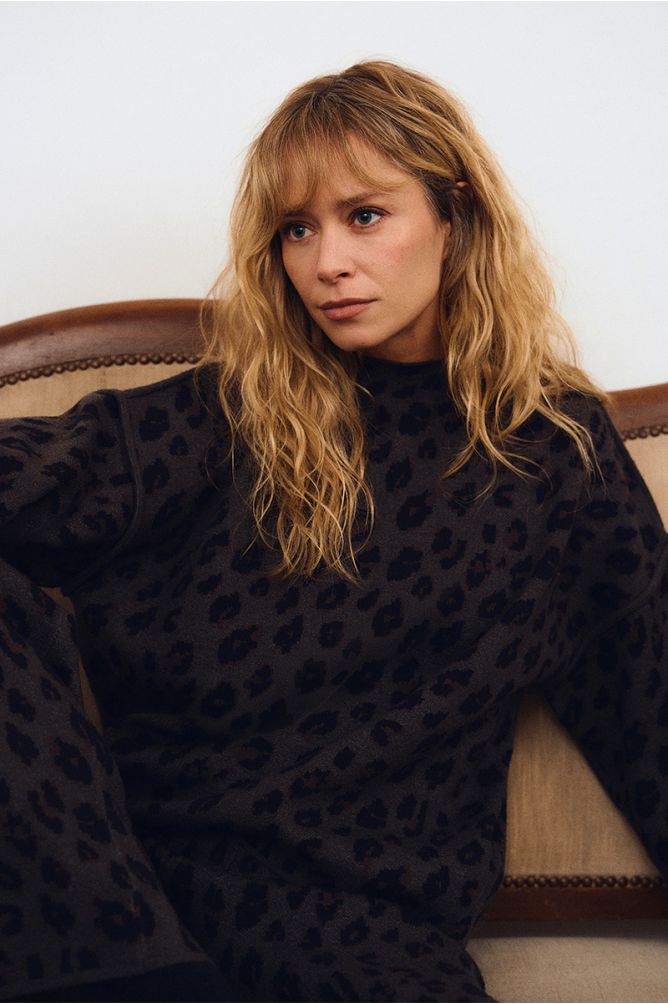 Wide sleeve leopard sweater in dark grey