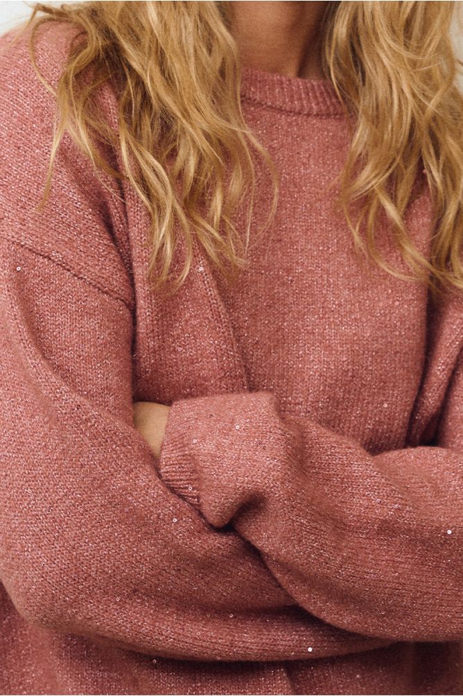 Knitted iridescent sweater in old pink