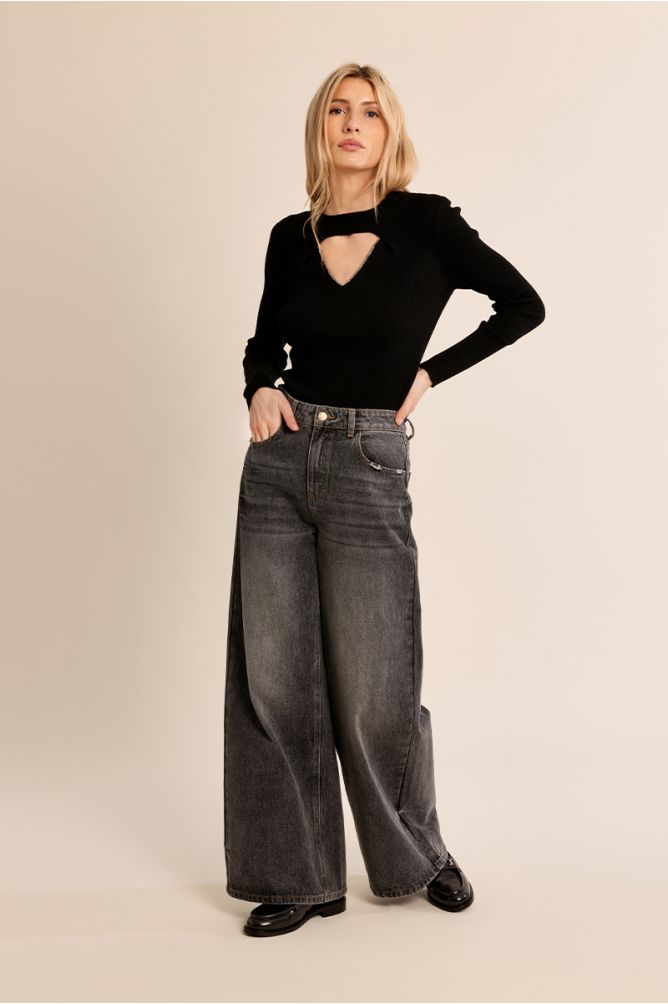 Fine knit sweater with cut out in black