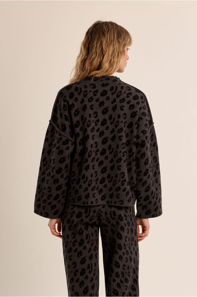 Wide sleeve leopard sweater in dark grey